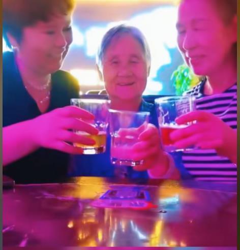 间群策略 湖北孝感姐妹俩带着85岁母亲自驾游，老人已到南京还要去上海，女儿：去哪全凭母亲决定